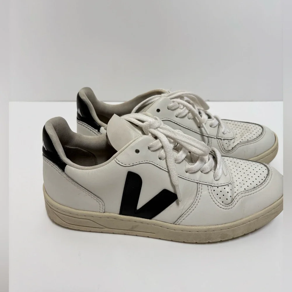 VEJA White Black Women's Low Top Sneakers Lace Up Logo Accent Rubber Sole Size 7